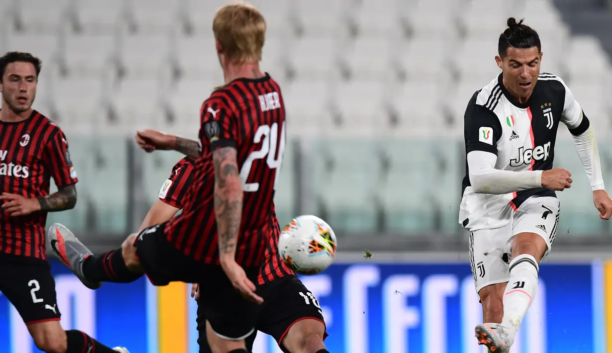 Penyerang Juventus, Cristiano Ronaldo, berusaha mencetak gol ke gawang AC Milan pada laga leg kedua semifinal Coppa Italia di Allianz Stadium, Sabtu (13/6/2020) dini hari WIB. Juventus lolos ke final usai bermain imbang 0-0 atas AC Milan. (AFP/Miguel Medina)