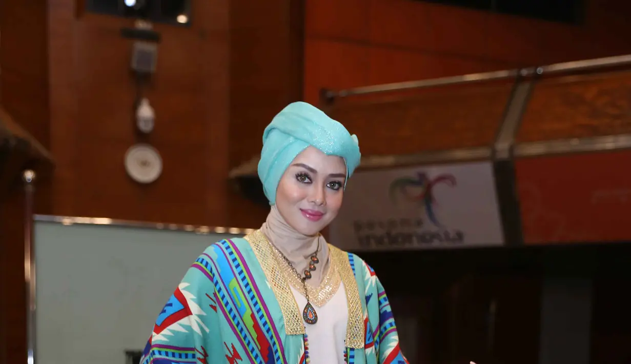 Terry Putri yang tampil stylish dalam berhijab ini mengaku gembira ketika tren hijab sudah bisa menembus tingkat internasional. Ia menghimbau sebagai sesama wanita Indonesia untuk terus mendukung. (Nurwahyunan/Bintang.com)