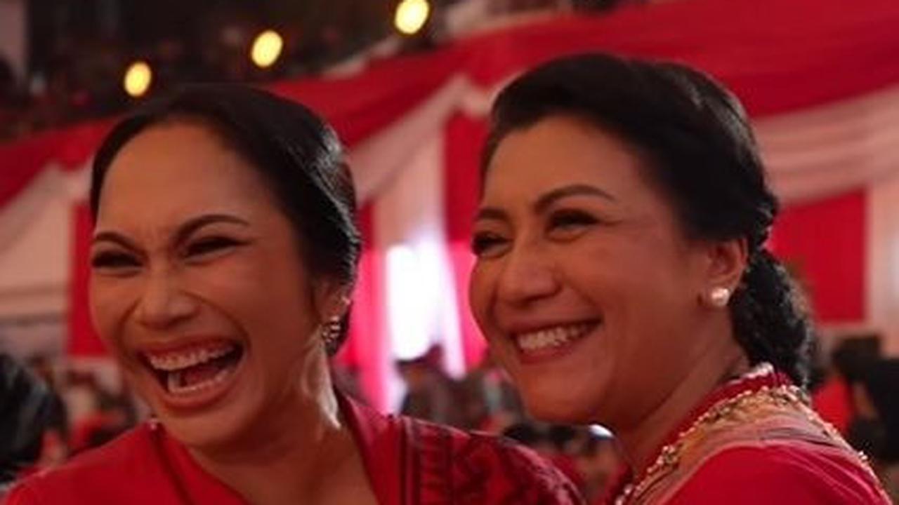 Selain itu, Uli juga bertemu Hetty Perkasa lalu keduanya berfoto bersama.<br>