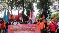 Ratusan massa yang tergabung dalam Exco Partai Buruh Sumut bersama Elemen Serikat Pekerja dan Serikat Buruh menggeruduk Kantor DPRD Sumut, Jalan Imam Bonjol, Kota Medan, Rabu (15/6/2022)
