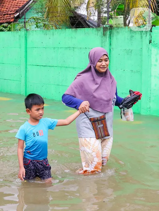 Data BPBD Jakarta menyebutkan pengungsi tersebar di beberapa lokasi. (Liputan6.com/Herman Zakharia)