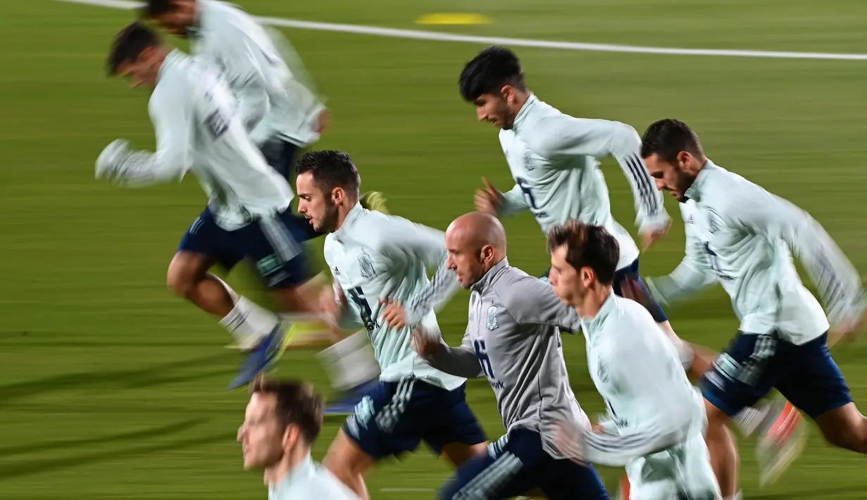 Penyerang Spanyol Pablo Sarabia (tengah) dan rekan satu timnya melakukan pemanasan selama mengikuti sesi latihan di La Ciudad del Futbol, Las Rozas de Madrid, Spanyol (8/11/2021). Spanyol akan bertanding melawan Yunani Grup B kualifikasi Piala Dunia Qatar 2022. (AFP/Gabriel Bouys)