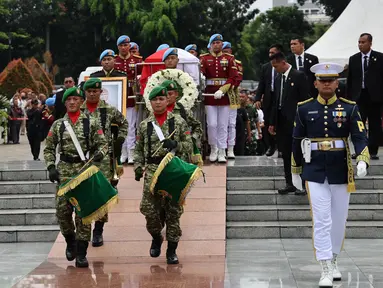 Personel Tentara Nasional Indonesia (TNI) membawa jenazah Wakil Presiden Republik Indonesia ke-6, Try Sutrisno, saat prosesi pemakaman di Taman Makam Pahlawan Nasional, Kalibata , Jakarta, Senin (2/3/2026). Wakil Presiden ke-6 Republik Indonesia, Try Sutrisno meninggal dunia di Rumah Sakit Pusat Angkatan Darat (RSPAD) Gatot Soebroto, Jakarta. (merdeka.com/Arie Basuki)