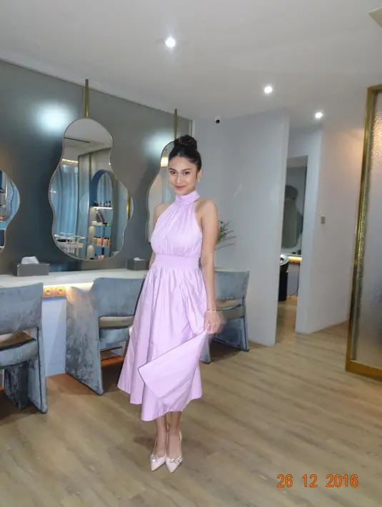 Cantiknya Azizah Salsha pakai dress ungu dengan detail halter-neck, tanpa lengan. [Foto: Instagram/azizahsalsha_]
