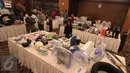 Sejumlah produk dipamerkan oleh Kemendag saat rilis laporan semester II, Jakarta, Selasa (22/12/2015). Hasil pengawasan Kemendag di semester II mendapati 51 pelangaran SNI. (Liputan6.com/Angga Yuniar)