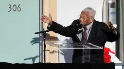 Pendeta James Lawson berpidato di balkon di luar kamar 306 di National Civil Rights Museum yang sebelumnya adalah Motel Lorraine saat peringatan 50 tahun pembunuhan Martin Luther King Jr, Memphis, Tennessee (4/4). (AP/Mark Humprey)