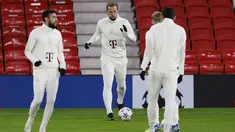 Penyerang Bayern Munchen Harry Kane menghadiri sesi latihan menjelang lanjutan Liga Champion Grup A, di Old Trafford, Manchester, Senin (11/12/2023). (Richard Sellers/PA via AP)