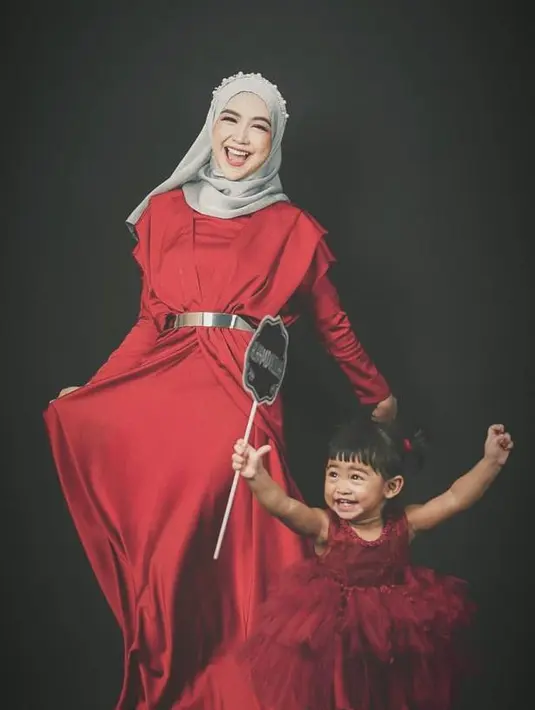 Pemotretan kedua Ria Ricis turut ditemani oleh sang buah hati, Moana. Mereka kompak kenakan dress warna merah. [@@askar_photography]