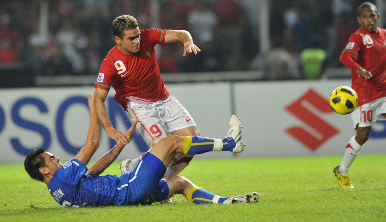 Di fase grup Piala AFF, Timnas Indonesia total 5 kali menghadapi Thailand di edisi 1998, 2000, 2010, 2016 dan edisi 2018. Hasilnya, Timnas Garuda menang 1 kali dan kalah 4 kali. Kemenangan dengan skor 2-1 diperoleh pada matchday ke-3 Piala AFF 2010. (AFP/Adek Berry)