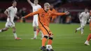 Gelandang Beland, Donny van Beek menembak bola saat bertanding melawan Latvia pada lanjutan Kualifikasi Piala Dunia 2022 zona Eropa Grup G di Johan Cruyff ArenA, Minggu (28/3/2021). Belanda sementara menguntit di posisi ketiga klasemen dengan tiga angka. (AP Photo/Peter Dejong)