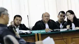 Jaksa mempertanyakan adanya KK atas nama Akil sebagai kepala rumah tangga dan Dwiyana sebagai istri. Jaksa mengatakan, dalam KK tersebut, mereka tertulis memiliki dua putra, Pengadilan Tipikor Jakarta, Kamis (5/6) (Liputan6.com/Faizal Fanani).