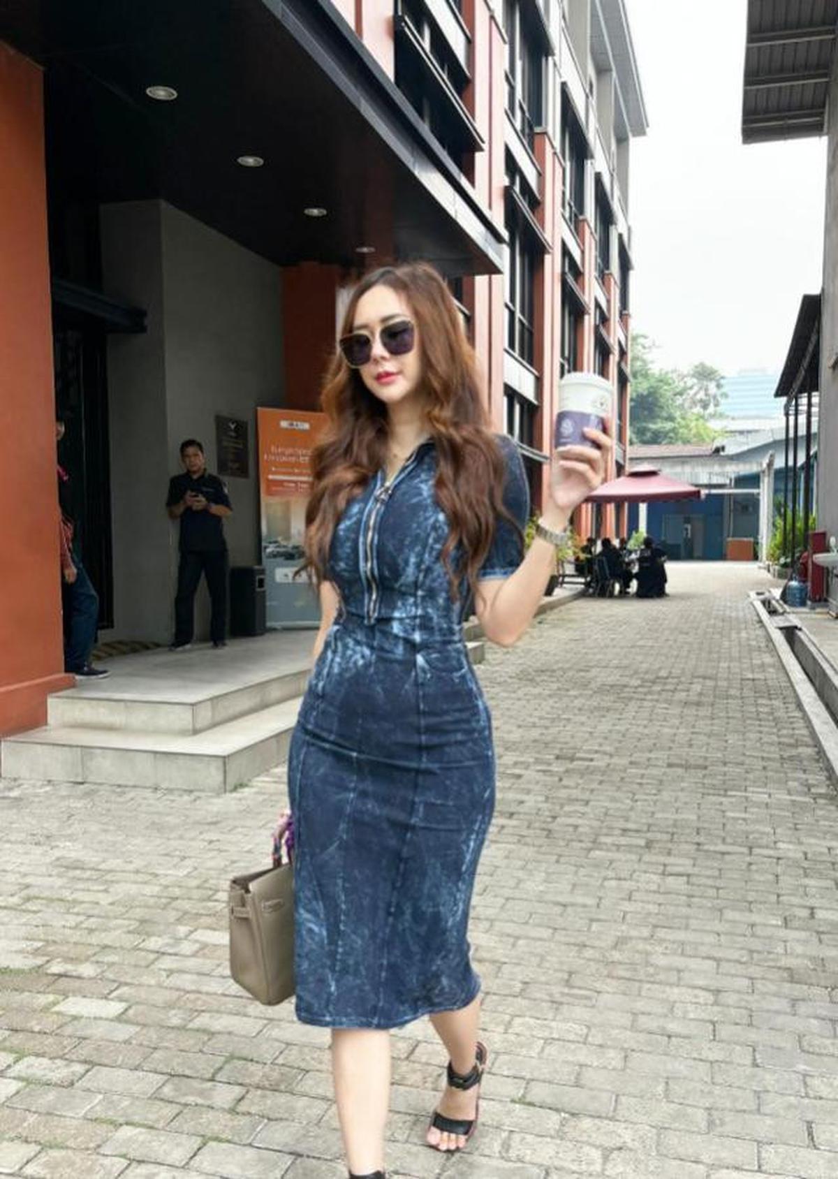 7 Potret Aura Kasih Pakai Bodycon Dress, Elegan dengan Lekuk Tubuh Proporsional