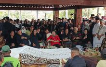 Momen Megawati Menunggu di Samping Pusara Guruh Soekarnoputra