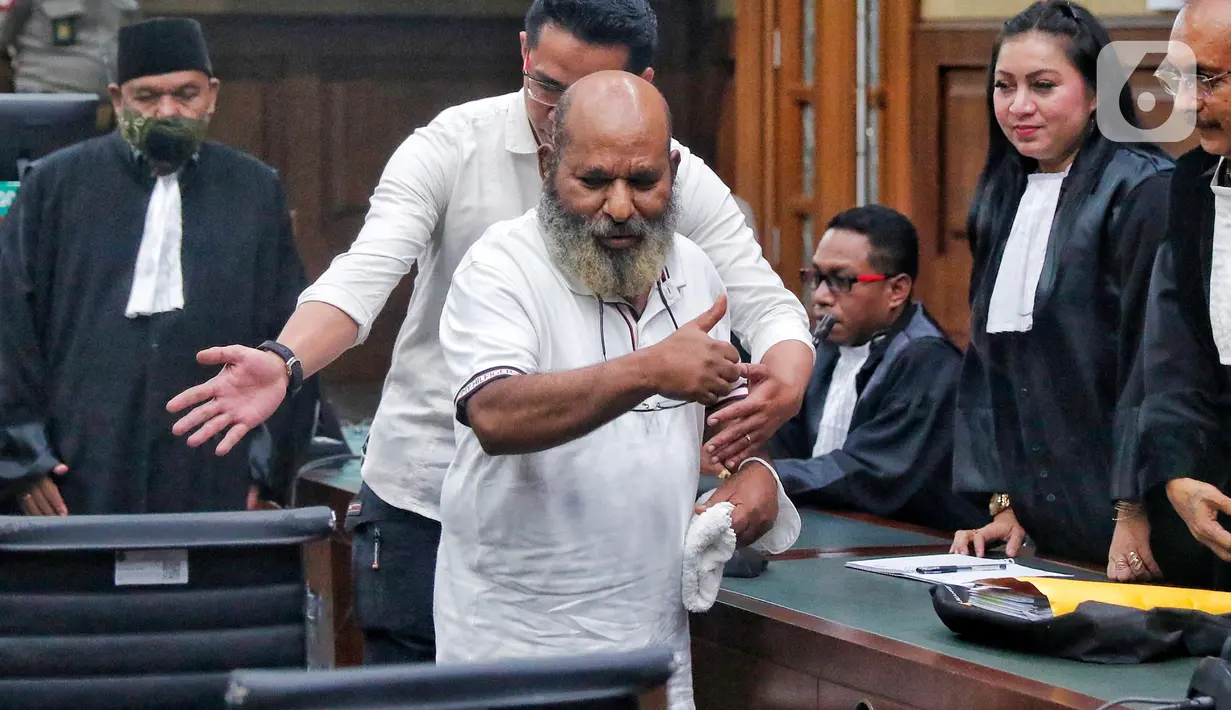 Hakim menyatakan sidang perkara dugaan suap dan gratifikasi Rp46,8 miliar itu akan dilanjutkan dengan tetap memperhatikan kondisi kesehatan terdakwa. (Liputan6.com/Angga Yuniar)