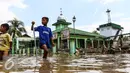 Bocah melintas di kawasan banjir di Perumahan Pondok Gede Permai (PGP) Jatiasih, Bekasi, Jawa Barat, Jumat (22/4). Ketinggian air mencapai 1,5 meter dari sebelumnya ketinggian mencapai hampir 4 meter. (Liputan6.com/Fery Pradolo)
