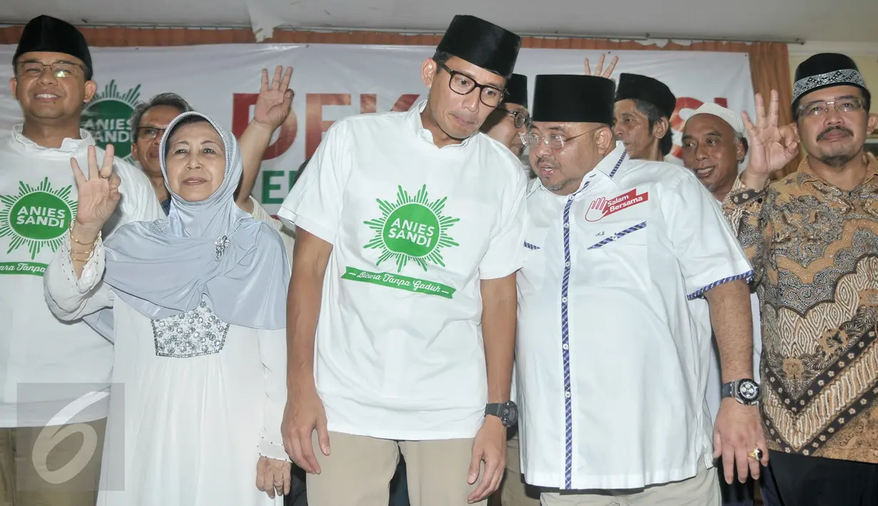 Pasangan calon gubernur dan wakil gubernur DKI , Anies Baswedan - Sandiaga Uno menghadiri acara Deklarasi Dukungan Relawan MU Jakarta (RMJ) Untuk Anies - Sandi di Gedung Joeang 45, Menteng, Jakarta Pusat, Selasa (21/3). (Liputan6.com/Yoppy Renato)