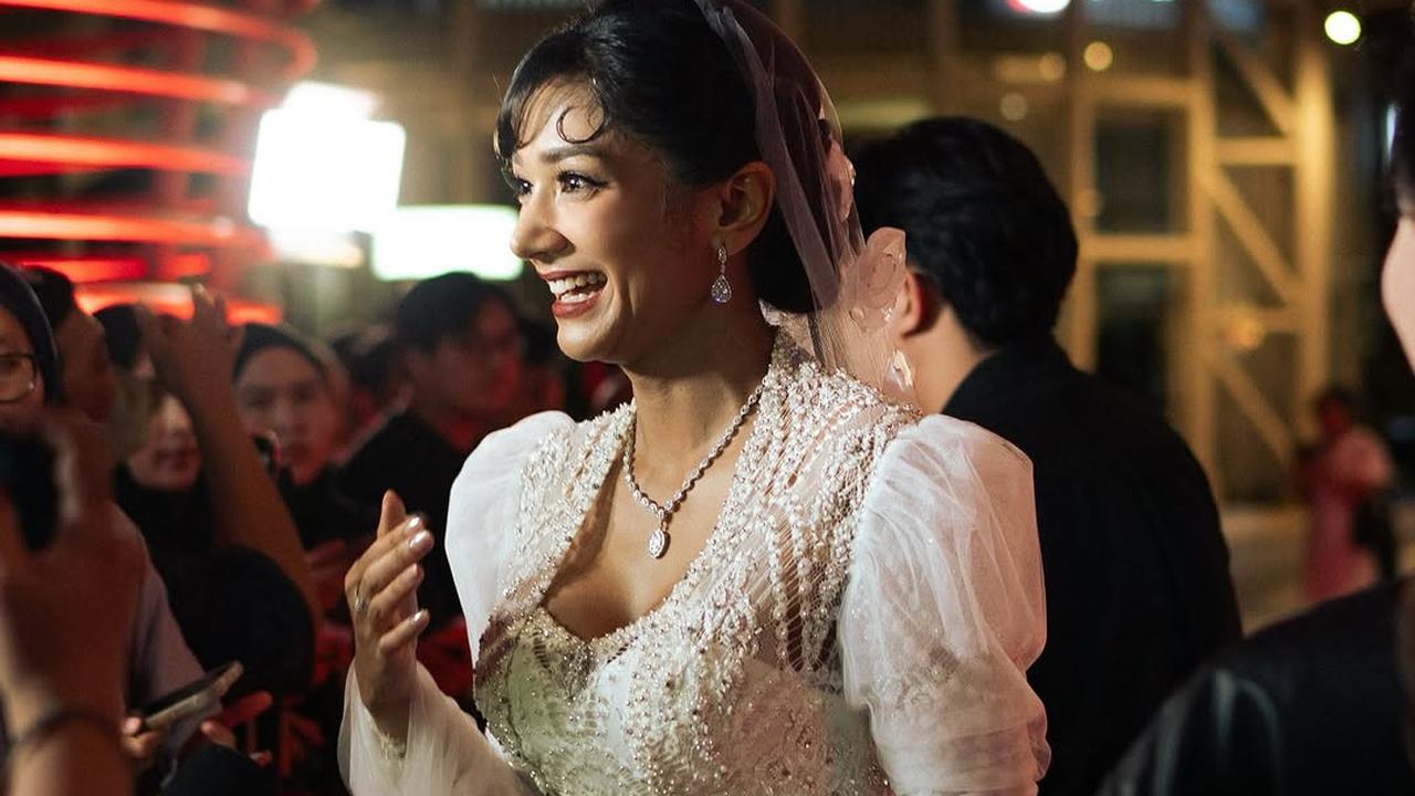 Potret Fanny Ghassani di Gala Premier Film 'SEBELUM 7 HARI', Pakai Kebaya Putih Bergaya Klasik