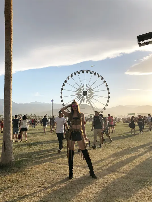Kedatangan Nia di Coachella merupakan kesempatan pertamanya. Tak heran jika ia tampil maksimal dan begitu menikmati  momen yang membahagiakannya ini. (Instagram/ramadhaniabakrie)