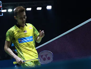 Tunggal putra Malaysia, Lee Chong Wei saat melawan pebulu tangkis Hong Kong, Ng Ka Long Angus pada 32 besar Indonesia Open 2018, Istora GBK, Jakarta, Rabu (4/7). Lee Chong Wei unggul 21-15, 18-21, 21-10. (Liputan6.com/Helmi Fithriansyah)