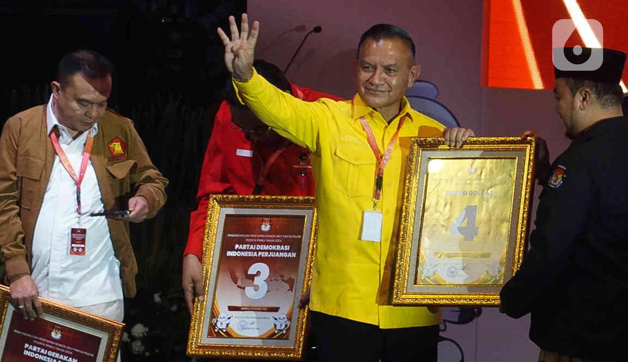 Sekjen Partai Golkar Lodewijk Freidrich Paulus menerima nomor urut di gedung KPU, Jakarta, Rabu (14/12/2022). Komisi Pemilihan Umum (KPU) menggelar acara pengundian dan penetapan nomor urut partai politik peserta Pemilu 2024. 17 partai politik yang lolos menjadi peserta Pemilu 2024 pun telah mendapatkan nomor urutnya masing-masing. (Liputan6.com/Herman Zakharia)