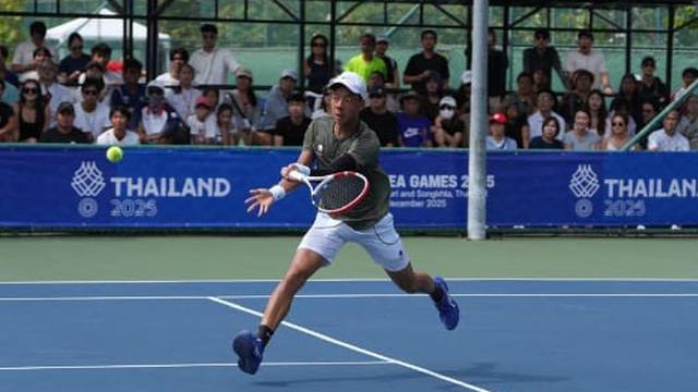Atlet tenis putra Indonesia, Justin Barki, menunjukkan kepedulian sosial dengan menyumbangkan bonus medali emas SEA Games 2025 Thailand untuk korban banjir bandang di Sumatra Utara.