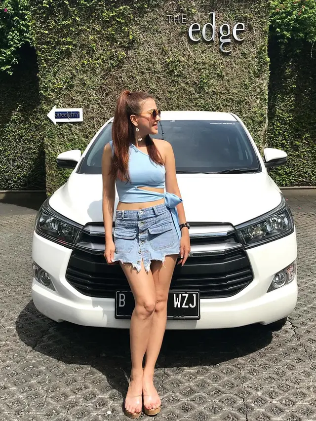 Ikut Terseret Kasus Video Syur, Ini 7 Gaya Kasual Angela Tee Eks 7 Icons