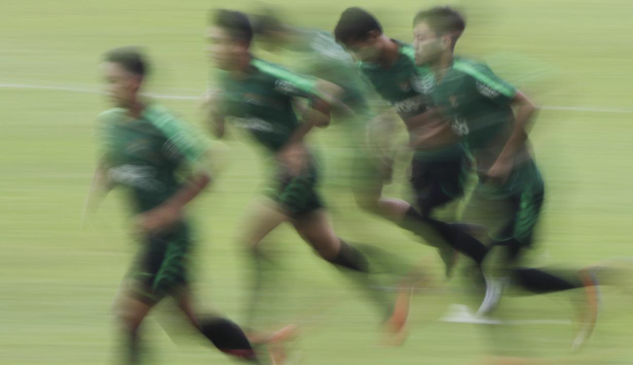 Para pemain Timnas Indonesia U-23 berlari saat latihan di Stadion Madya, Jakarta, Rabu (13/3). Latihan ini merupakan persiapan jelang Kualifikasi Piala AFC U-23. (Bola.com/Vitalis Yogi Trisna)