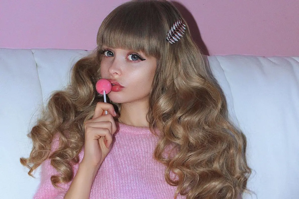 [Bintang] Dikurung Orangtua, Ini kisah Sedih Kehidupan Si Manusia Barbie