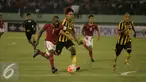 Boaz Sollosa (kiri) tampil gemilang saat laga uji coba Indonesia vs Malaysia di Stadion Manahan Solo, Selasa (6/9). Indonesia menang dengan skor 3-0. (Liputan6.com/ Boy Harjanto)