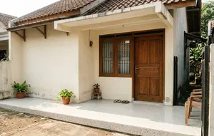 7 Ide Lantai Teras Rumah Kecil agar Terlihat Lebih Luas, Pilihannya Bikin Tampilan Makin Estetik