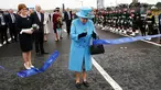 Ratu Inggris Elizabeth II memotong pita dalam peresmian jembatan Queensferry di Skotlandia, Minggu (4/9). Jembatan Queensferry resmi dibuka untuk menghubungkan antar ibu kota Edinburgh dengan bagian utara Skotlandia. (Andrew Milligan/PA via AP)
