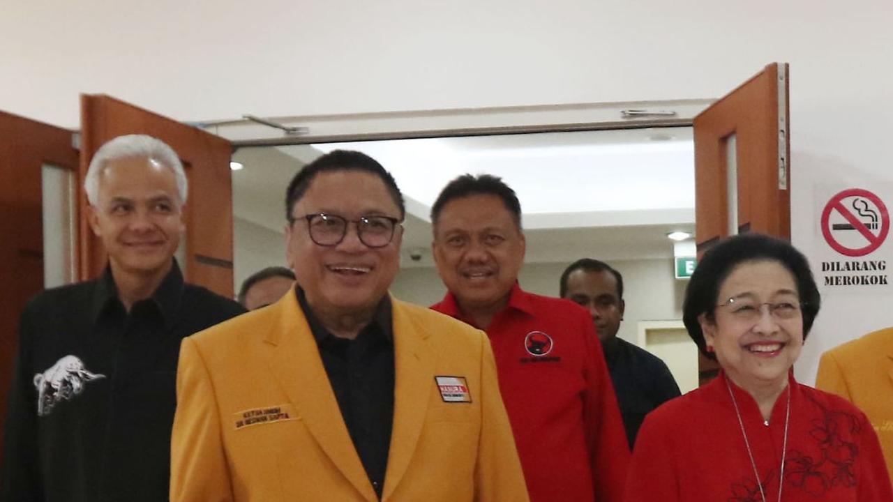 Saat menyambut OSO, Megawati didampingi Sekjen PDIP Hasto Kristiyanto bersama sejumlah pengurus pusat seperti Arif Wibowo, Sadarestuwati, Mindo Sianipar, Nusyirwan Soedjono, Ahmad Basarah dan Eriko Sotarduga.