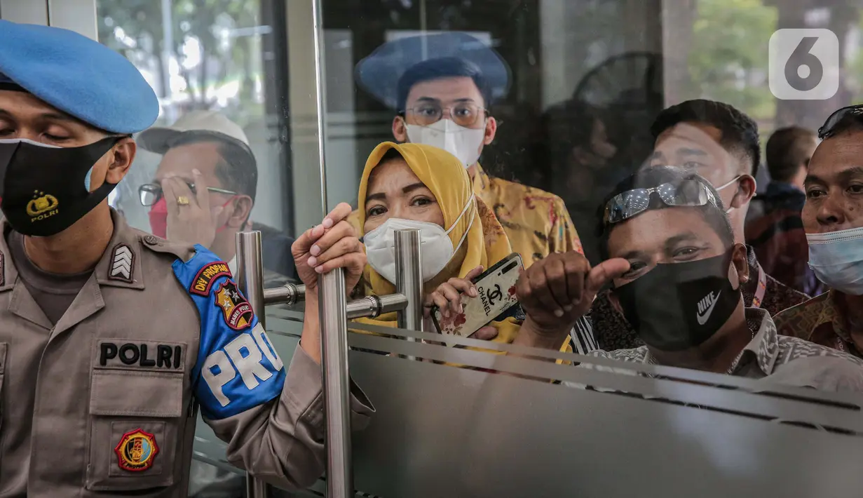 Sejumlah korban hadir melihat rilis di Bareskrim Polri, Jakarta, Kamis (22/4/2021).Penyidik Bareskrim Polri menetapkan enam orang sebagai tersangka dalam kasus dugaan investasi ilegal E-Dinar Coin (EDC) Cash. Salah satu tersangkanya yakni CEO EDCCash, Abdulrahman Yusuf. (Liputan6.com/Faizal Fanani)