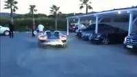 Bertingkah, Porsche Nyaris Tabrak Pejalan Kaki