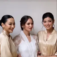 Hesty Purwadinata, Natasha Rizky, Fifi Karamoy, dan Medina menjadi pengapit Enzy Storia [@hestypurwadinata]