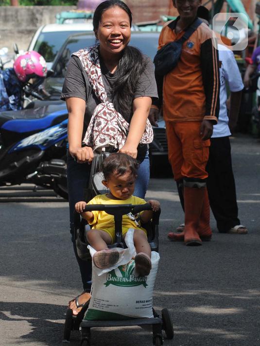 Untuk detail di Jakarta Barat bantuan beras akan disalurkan kepada 67.000 KPM, Jakarta Pusat 41.000 KPM, Jakarta Utara 55.000 KPM, Jakarta Selatan 51.000 KPM dan Kepulauan seribu kira-kira 2.000 KPM. (merdeka.com/Imam Buhori)