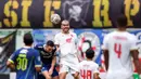 <p>Pemain PSM Makassar, Willem Jan Pluim (tengah kanan) berebut bola dengan pemain Persib Bandung, Marc Klok saat laga lanjutan BRI Liga 1 2022/2023 antara Persib Bandung melawan PSM Makassar di Stadion Pakansari, Bogor, Selasa (14/02/2023). (Bola.com/Bagaskara Lazuardi)</p>