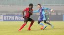 Kiper PS TNI, Dika Bhayangkara dihadang pemain Persipura Jayapura Foday Eddy Boakay  pada laga Torabika SC 2016 di Stadion Pakansari, Bogor, Minggu (19/6/2016). (Bola.com/Nicklas Hanoatubun)