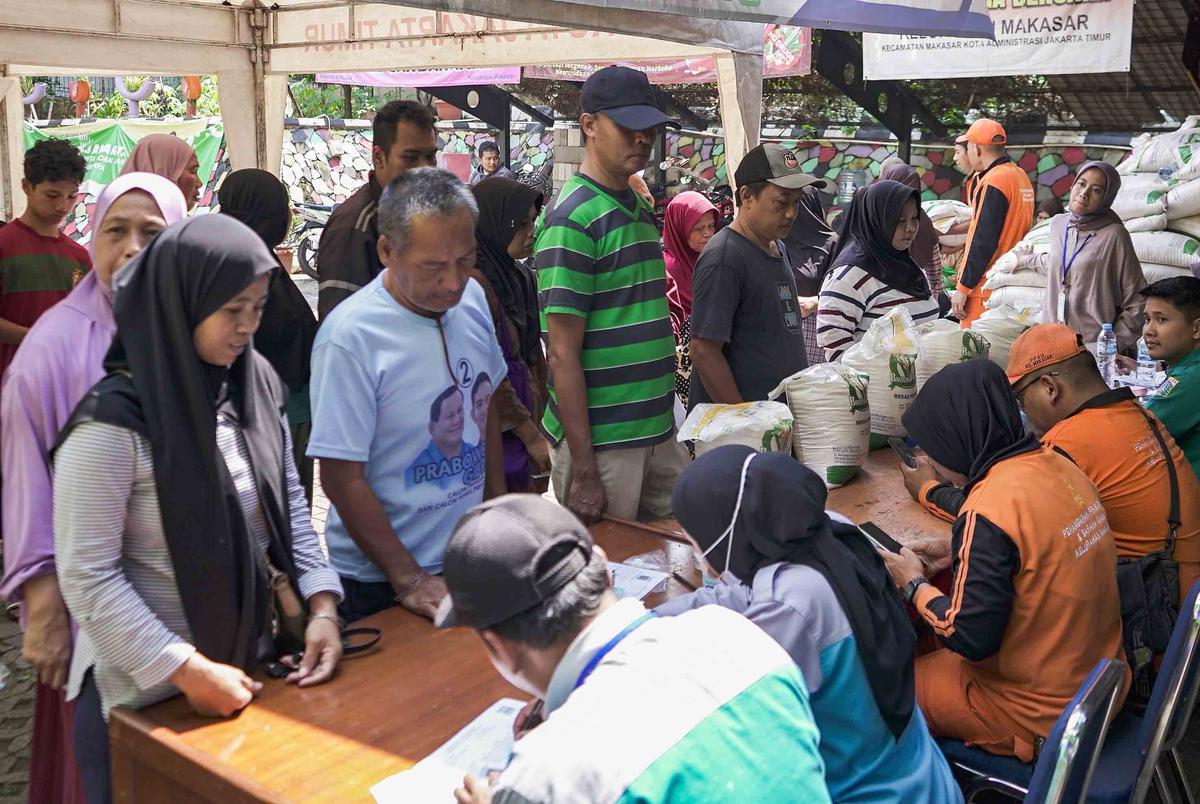 FOTO: 20 Kg Beras untuk Warga Rentan, Pemerintah Gulirkan Bansos Pangan