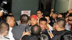 Rekan pengacara dari OCK and Associate mencoba menghalangi peliputan para wartawan yang hendak mengambil gambar salah seorang pengacara terduga pemberi suap, di Gedung KPK, Jakarta, (Liputan6.com/Helmi Afandi)