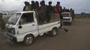Penduduk setempat bepergian dengan kendaraan saat mereka mengevakuasi daerah tersebut karena Topan Biparjoy mendekat, di daerah pesisir Golarchi di distrik Badin, di provinsi Sindh Pakistan, Selasa, 13 Juni 2023. (AP Photo/Umair Rajput)