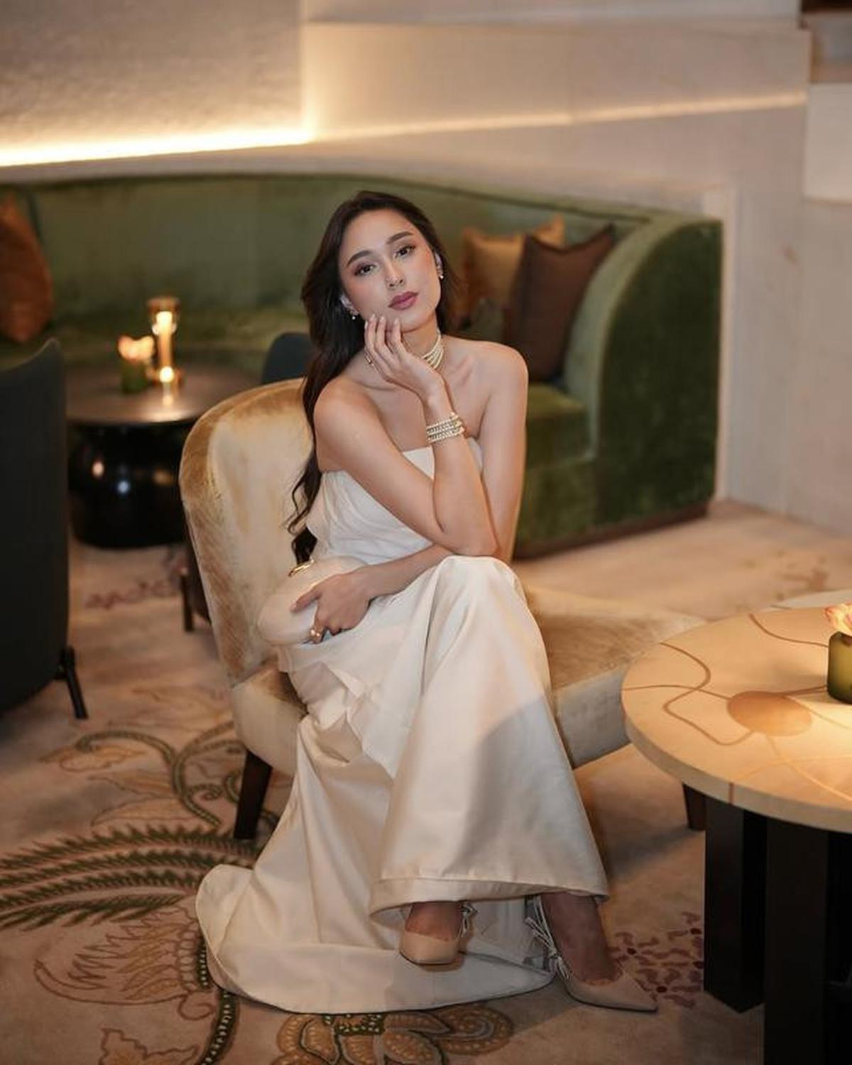 11 Potret Yasmine Napper Pakai Gaun, Selalu Elegan dan Memikat