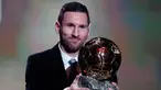 Pemain Barcelona Lionel Messi memegang trofi Ballon d'Or 2019 di Chatelet Theatre, Paris, Prancis, Senin (2/12/2019). Messi mengukir sejarah dengan memenangkan Ballon d'Or untuk keenam kalinya. (AP Photo/Francois Mori)