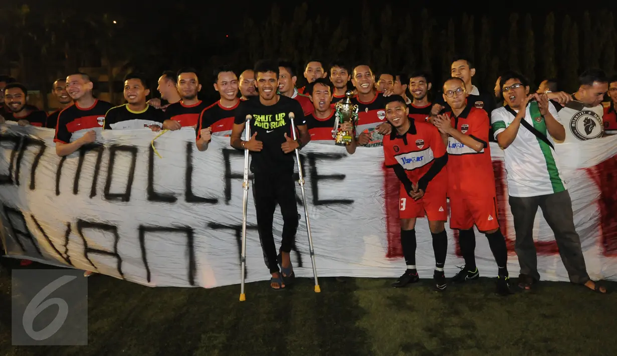 Alfin Tuasalamony (kaos hitam) berpose bersama kelompok suporter usai laga Trofeo Calcio Charity yang digelar di Lapangan Pertamina Simprug, Jakarta, Sabtu (11/7/2015). Turnamen tersebut merupakan laga amal untuk Alfin. (Liputan6.com/Helmi Fithriansyah) 