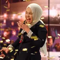 Saking terkesimanya, Cowell memberikan Golden Buzzer untuk penyanyi tunanetra tersebut.