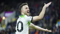 Pemain Liverpool, Diogo Jota, melakukan selebrasi setelah mencetak gol ke gawang Burnley pada laga pekan ke-19 Premier League 2023/2024 di Stadion Turf Moor, Rabu (27/12/2023). Gol-gol The Reds dicetak oleh Darwin Nunez dan Diogo Jota. (AP Photo/Jon Super)