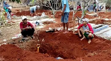 Penggali kubur dan warga di TPU Kumpu Saribah, Depok, Jawa Barat dibuat geger lantaran sejumlah jasad ditemukan dalam kondisi masih utuh meski telah dikubur puluhan tahun.