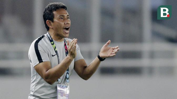 Pelatih Timnas Indonesia, Bima Sakti, memberikan instruksi saat melawan Filipina pada laga Piala AFF 2018 di SUGBK, Jakarta, Minggu (25/11). Kedua negara bermain imbang 0-0. (Bola.com/M. Iqbal Ichsan)