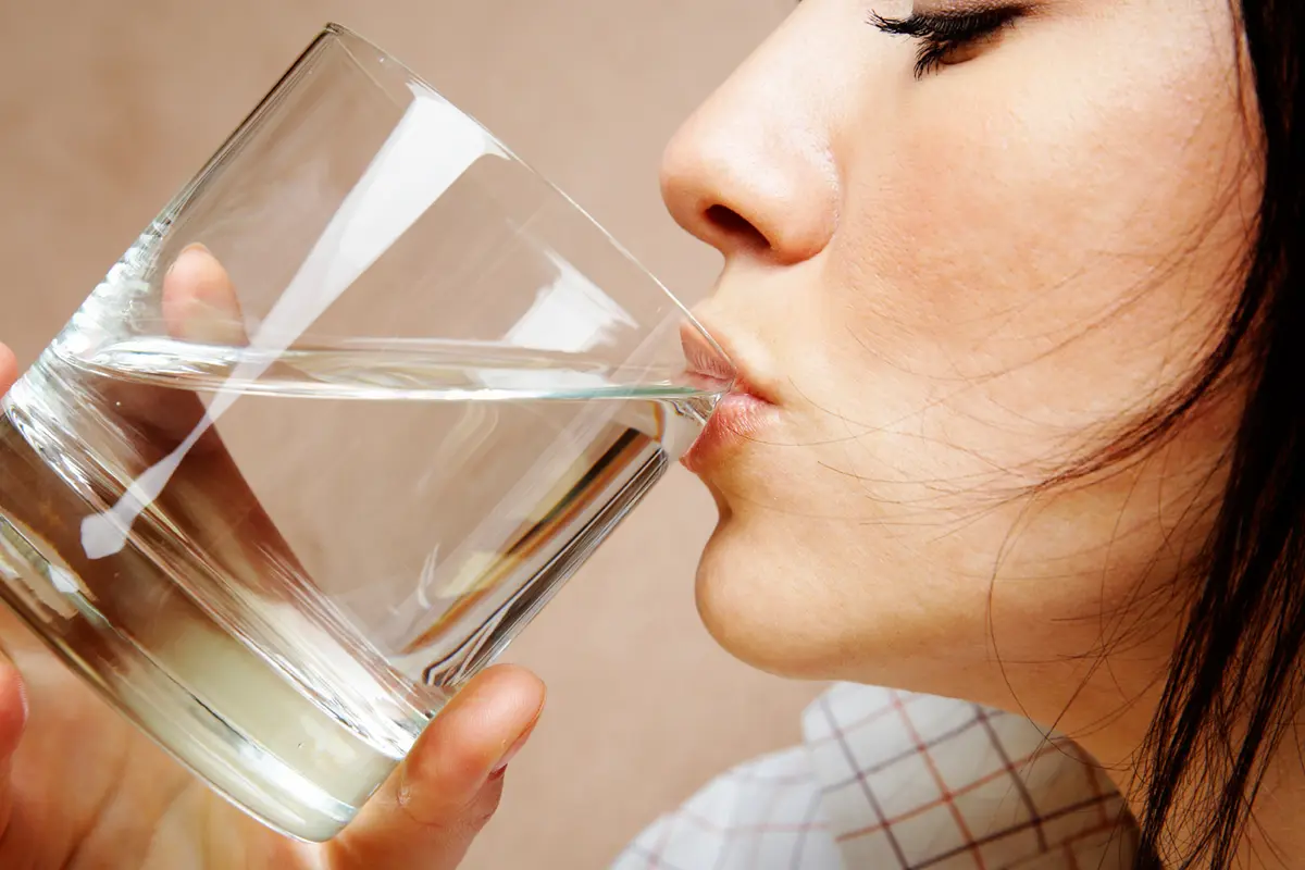 Ilustrasi Minum Air Putih