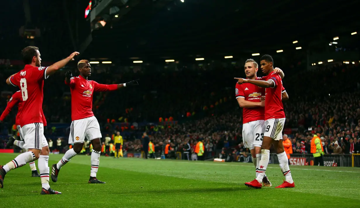 Penyerang MU, Marcus Rashford (kanan) melakukan selebrasi bersama rekan-rekannya usai mencetak gol ke gawang CSKA Moscow pada pertandingan grup A Liga Champions di Old Trafford, Inggris (5/12). MU menang 2-1 atas CSKA Moscow. (AP Photo/Dave Thompson)